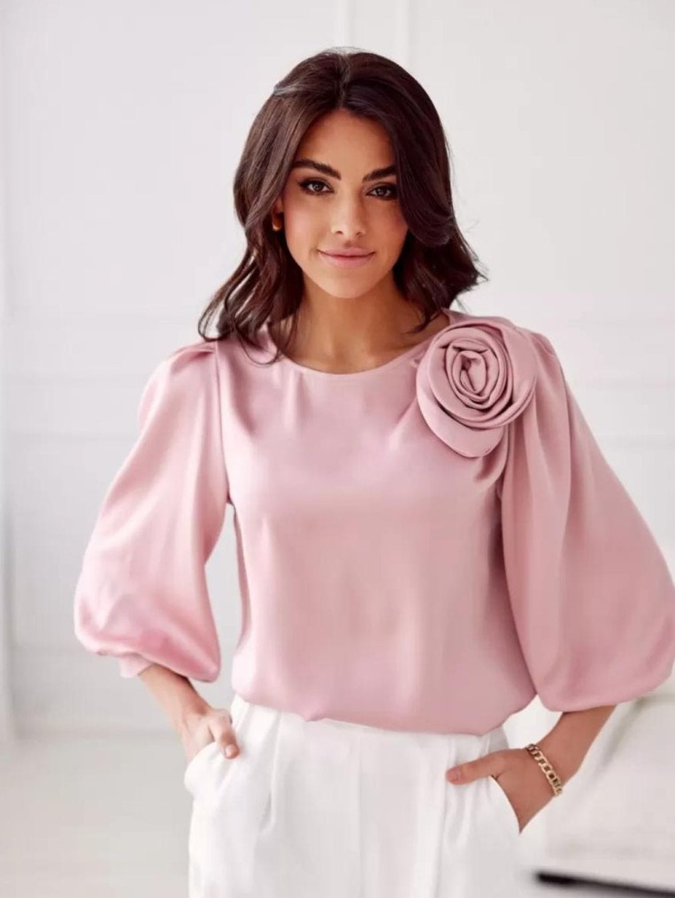 Bluzka giana pudrowy róż satynowa na 3/4 rękaw z różą 