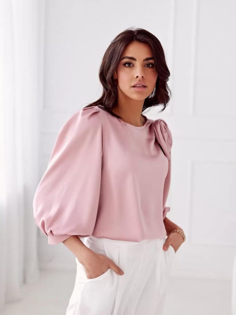 Bluzka Giana Pudrowy Róż Satynowa Na 3/4 Rękaw Z Różą 