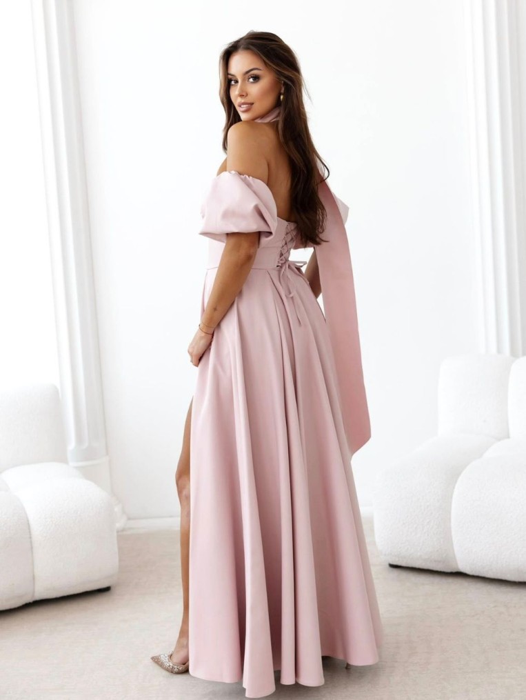  Kiara Pudrowa Rozkloszowana Sukienka Maxi Z Szalem I Bufkami