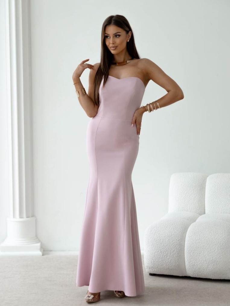 Chantel  pudrowa maxi sukienka o kroju rybki