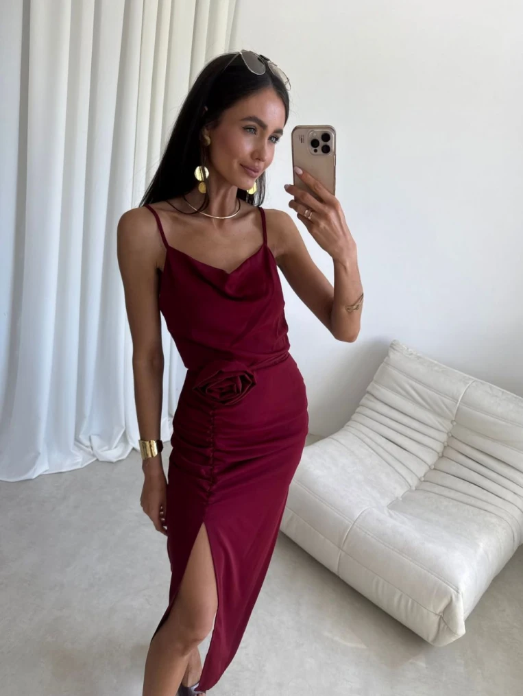 Linda Bordowa Midi Sukienka Dopasowana Z Wiązaną Różą Elegancka