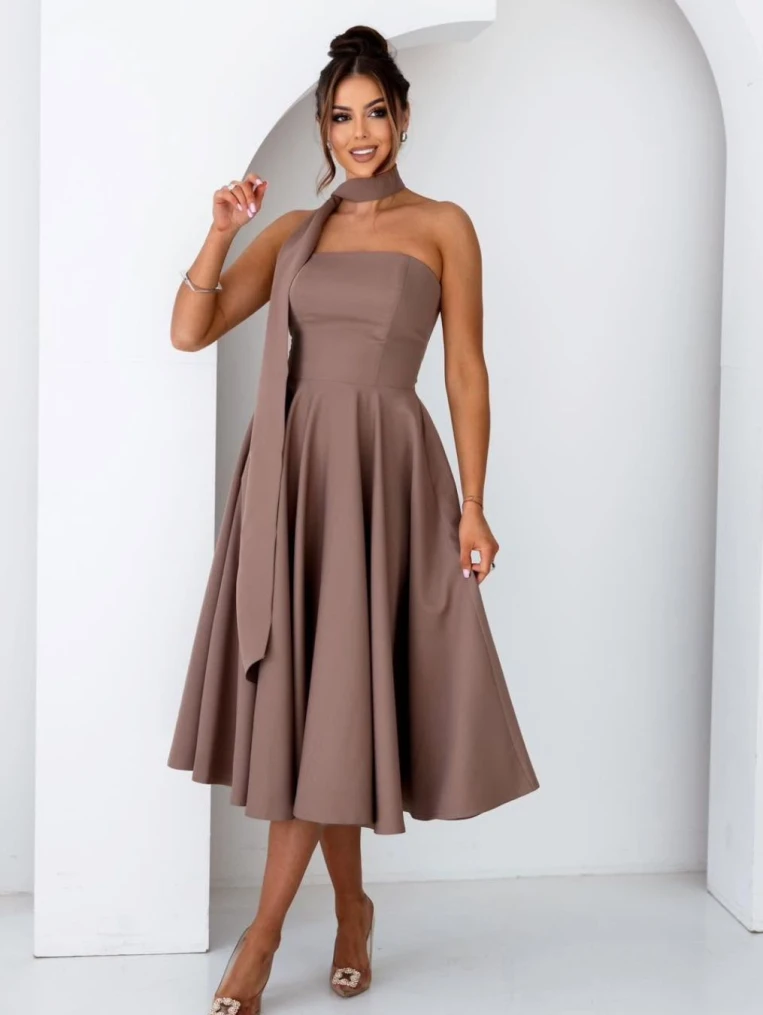 Asti Gorsetowa Rozkloszowana Sukienka Midi Z Eleganckim Szalem Mokka